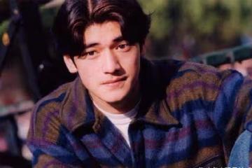 47歲男神罕見露面勾起回憶殺，亞太區最帥面孔，終究是老了