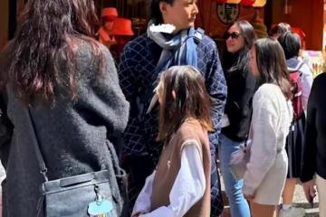 吳彥祖10歲女兒正面照：染粉色頭髮個性鮮明，風格獨立有趣