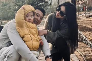 朱珠獲老公孩子探班,1歲女兒推開媽媽拒絕親密互動,卻超粘爸爸