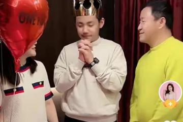 鄉愛長貴為兒子大辦生日會，老婆戴8萬金鐲現身，前妻女兒也在場