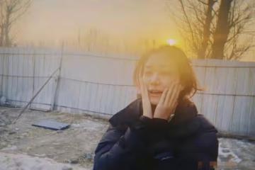孫儷妹妹被指現身農村,站泥巴堆拍照衣服沾灰,披頭散髮不復精緻