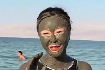 前央視名嘴王小騫惹爭議!穿2萬多元衣服出國旅遊,大讚當地水土好