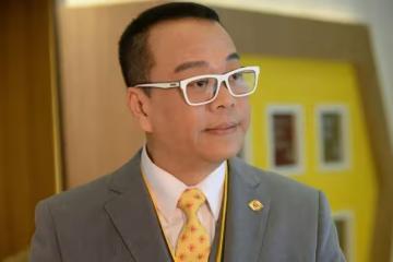 一次，記者採訪TVB小生歐陽震華：你最怕誰？  歐陽震華笑笑道：當然是荷姐啦