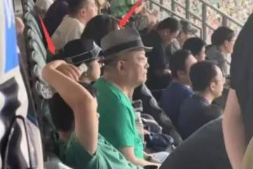 王剛父子北京工體看球,穿6000T恤挺肚腩,曾傳變賣豪宅移民美國