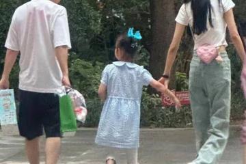 復婚有望？董子健與前妻合體牽手帶娃，孫怡胳膊跟5歲愛女一般細