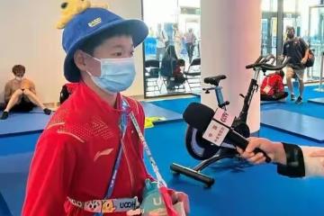 全紅嬋新動態!藍色羽絨服+紅色大褲子,街頭被拍咧嘴歡笑回應