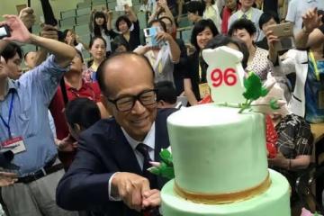 李嘉誠切蛋糕迎96歲大壽，現身廣東與眾員工同慶，身價已超2573億