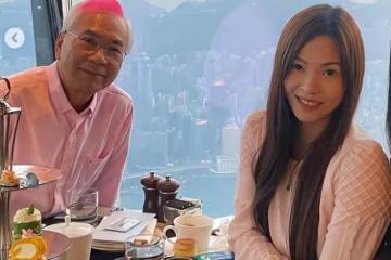 「爺孫戀」小女友秀恩愛，用烏龜駝著玫瑰花，72歲李龍基露出笑容
