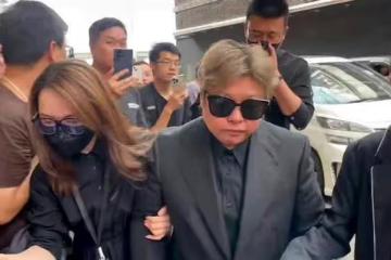 李玟追悼會：蕭亞軒哭不停，李玟老公和繼女坐第二排，媽媽未到場