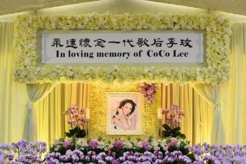 李玟出殯全場親友痛哭，8個扶靈人戴白手套，李家二姐捧遺照