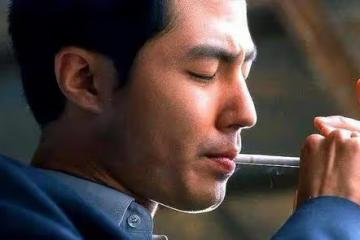曾是全智賢的夢中情人,卻慘被金敏喜拋棄,如今仍是單身的趙寅成