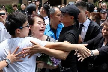 500位歌迷到火葬場圍堵李玟老公，大家情緒激動拿鮮花砸他