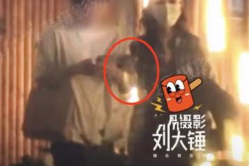 baby和經紀人賈士凱挽手去酒店,兩人擁抱告別,舉止親密引誤會
