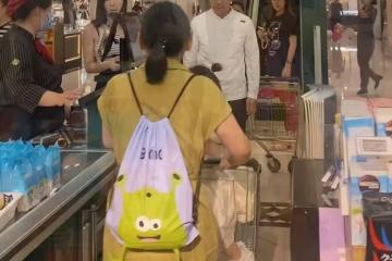 王石陪妻女逛超市,父女相差69歲被吐槽像祖孫,疑送囡囡日本留學