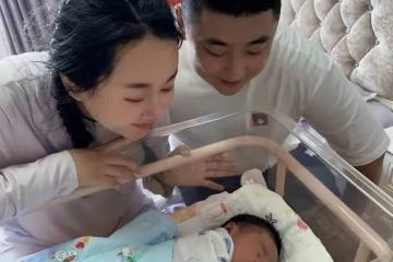 「趙四」拎10萬現金看孫子,含淚贊兒媳是劉家功臣,祖孫三代同框