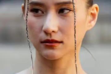 國外超模首次翻身!秀出黃金比例美腿凍成紫色,何超蓮易夢玲太時尚養眼