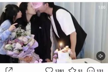 鮑蕾慶祝47歲生日，在兩個女兒面前與陸毅接吻，相愛近30年仍甜蜜