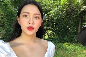 空降當紅女團坐享名利，卻因多次不尊前輩惹爭議，後遭網暴陷低谷