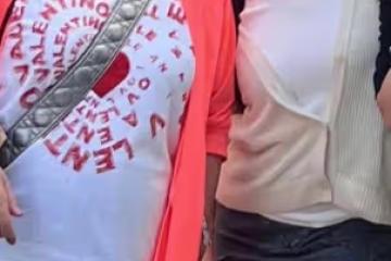 S媽近照衰老很明顯，頭頂白髮與女兒合影，整個人發福不少