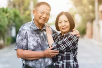 65歲老人拒絕女鄰居主動投懷送抱：我是老，但是沒有老糊塗