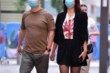 10厘米黑色高跟鞋，搭配黑色襪子和黑色高裙，休閒感十足