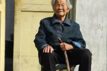 老人有三兒兩女竟無處過年，絕望之後，老人卻把繩子搭上房梁