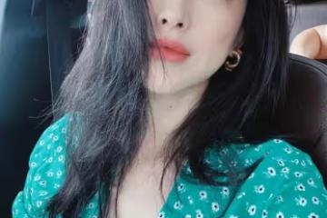朱珠帶娃看老公賽馬，穿深V氣質出眾，老公被吐槽太拉胯配不上她