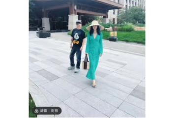 朱珠曬一家三口出遊，全程挽著老公小鳥依人，穿深V裙火辣性感