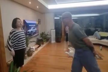 小S在韓國和具俊曄熱舞,拉手轉圈不避諱,3個女兒和婆婆冷臉觀看