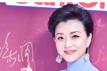 她是前電視才女主持,卻嫁200斤富豪老公,今52歲家庭事業雙豐收
