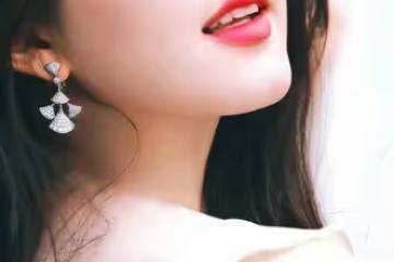 女性優雅完美的身材和氣質美麗動人