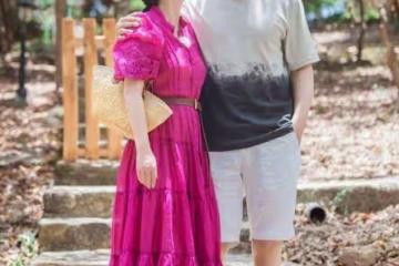 嫁對人的秦海璐越活越年輕!44歲穿玫紅裙出遊甜美動人