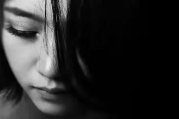 老公讓我辭掉工作給他姐帶孩子,我反對他說我沒人性,我摔了碗筷