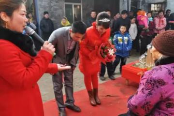 媽媽是乞丐，女兒不讓媽媽來參加婚禮，沒想到媽媽穿金戴銀的來了，女兒蒙了！