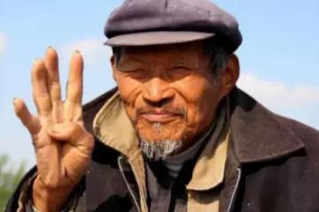 兒媳嫌棄老爹是農民工,吃飯卻不讓上桌,老人怒將存款丟在門口