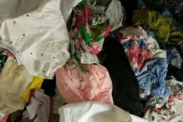 姑娘想給母親買新衣服過年,婆婆送來舊衣服,姑娘:二手貨不要