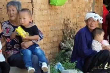 奶奶替兒養子，孫兒長大後她哭著說：別怪你父母，他們早就走了