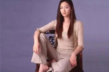 李小冉早期寫真被翻出,穿開衫坐在椅子上擺拍,造型優雅身材傲人