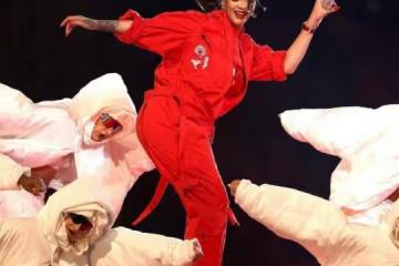 蕾哈娜孕媽街拍太離譜，穿著時尚上衣大秀孕肚，時尚穿搭與平常不一樣