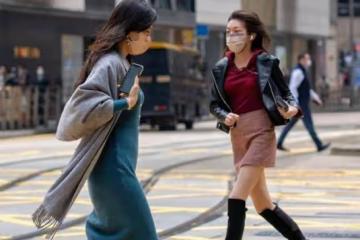 香港街拍女生太驚艷!裙子不過膝,鞋子平平底,簡約風高級感十足