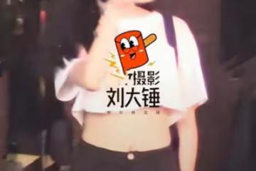 李亞鵬女兒回國與好友聚會，酒吧玩到凌晨，露小蠻腰散發女神氣質