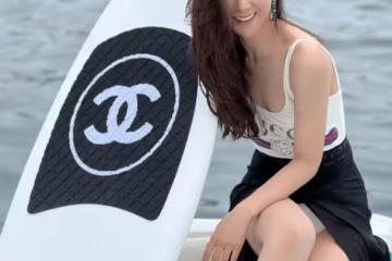 王雷夫婦玩衝浪，李小萌穿2800連體泳衣身材吸睛，二人對視超幸福