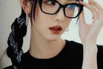 又甜又酷！陳都靈用街頭凹形絲巾把頭髮編成辮子，坐在地上秀出滑稽的雙腿