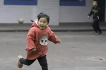 老母親走訪三個女兒，三次心酸落淚，臨終前女兒們後悔