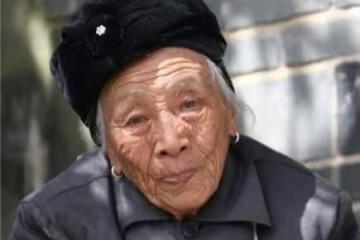 母親做保姆掙錢補貼兒子,女兒蓋房給5萬,倆兒子不養老,她淚崩