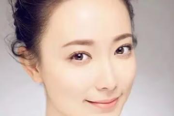 母親是皇后專業戶,自己也是演員,嫁同行為妻,一家三代其樂融融