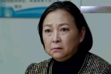 摳門公婆要簽婚前協議,媳婦笑著接受,親家進門後公婆蒙住