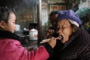 爸坐牢媽失蹤,六歲的她撐起三代之家,13億人為她點贊