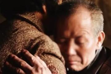 老人收留痴呆老太,遭兒子反對,老人去世兒子才知道老太是他生母