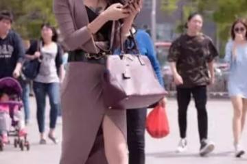 街拍：橙色緊身弔帶+牛仔短褲，又酷又可愛